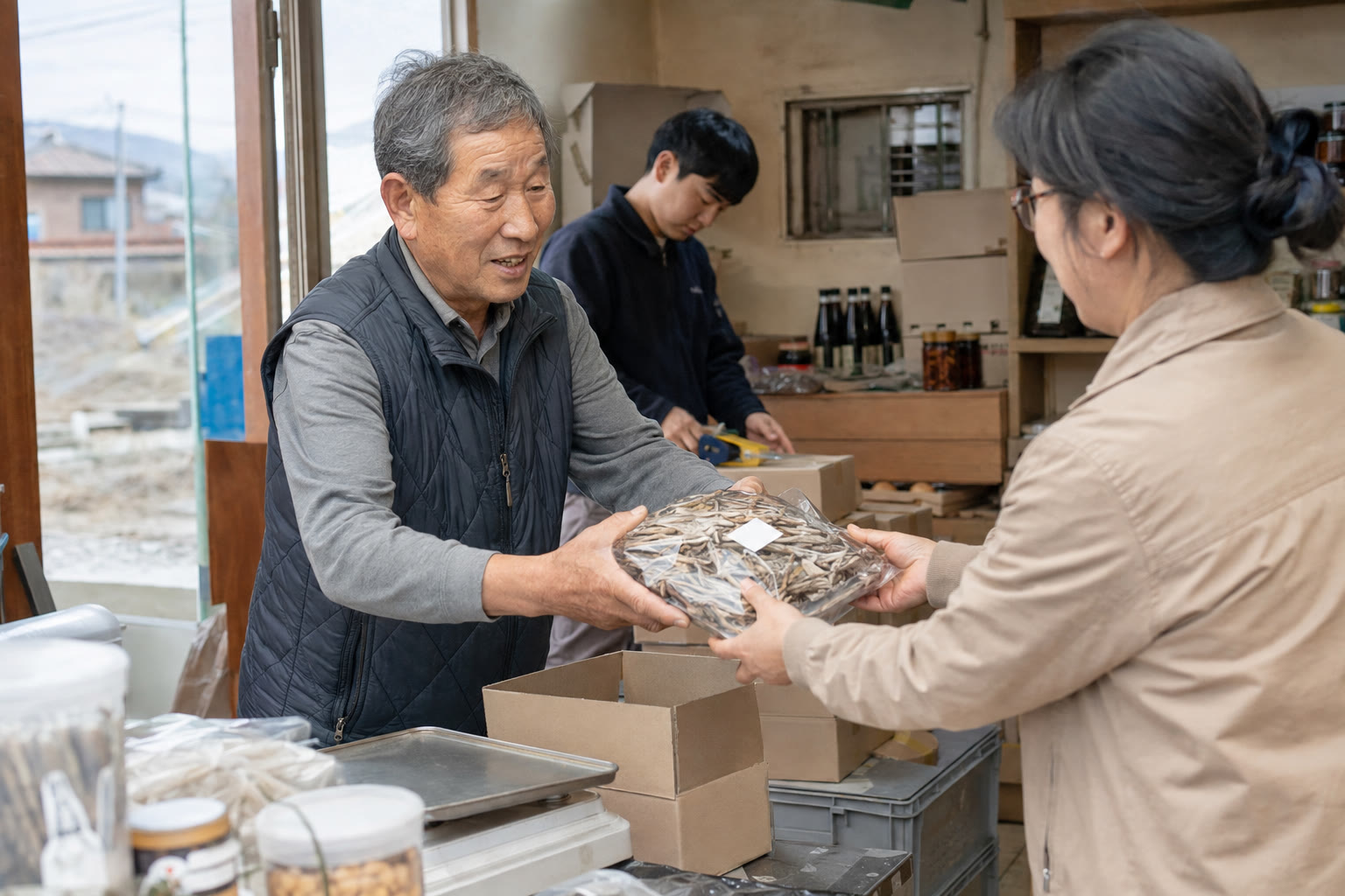 충남의 지역 매장에서 생산자가 고객에게 상품을 건네는 실사형 다큐멘터리 이미지